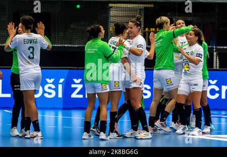 Chomutov, Tschechische Republik. 22. Oktober 2022. Budapester Spieler feiern nach dem Gewinn des EHF Champions League Women 6.-Rundenmatches DHK Banik Most gegen Ferencvaros Budapest in Most, Tschechische Republik, 22. September 2022. Quelle: Ondrej Hajek/CTK Photo/Alamy Live News Stockfoto