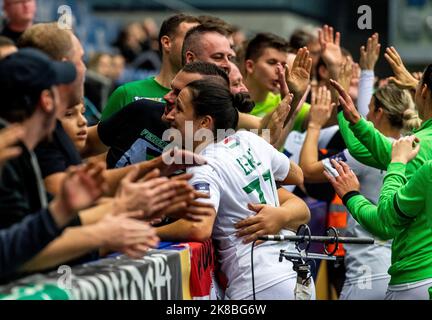 Chomutov, Tschechische Republik. 22. Oktober 2022. Andrea Lekic aus Budapest, vorne, und ihre Teamkollegen feiern mit ihren Fans nach dem Gewinn des EHF Champions League Women 6.-Rundenmatches DHK Banik Most gegen Ferencvaros Budapest in Most, Tschechische Republik, 22. September 2022. Quelle: Ondrej Hajek/CTK Photo/Alamy Live News Stockfoto