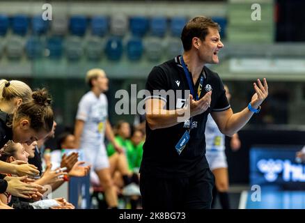 Chomutov, Tschechische Republik. 22. Oktober 2022. Adrian Struzik, Cheftrainer von Most, reagiert während des EHF Champions League Women 6.-Runden-Spiels DHK Banik Most gegen Ferencvaros Budapest in Most, Tschechische Republik, 22. September 2022. Quelle: Ondrej Hajek/CTK Photo/Alamy Live News Stockfoto