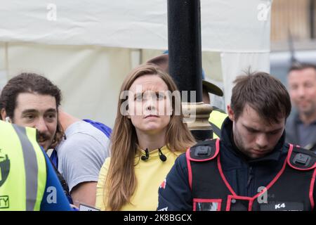 Westminster, London, Großbritannien. 22. Oktober 2022. Pro-EU-Demonstranten nehmen am Wiederzusammenmarsch nach Westminster Teil, um das Vereinigte Königreich wieder in die Europäische Union zu fordern. Diese Veranstaltung findet im Schatten des Rücktritts der britischen Premierministerin Liz Truss und der aktuellen Auswahl eines neuen Premierministers durch die Konservativen statt. Kredit: Newspics UK London/Alamy Live Nachrichten Stockfoto