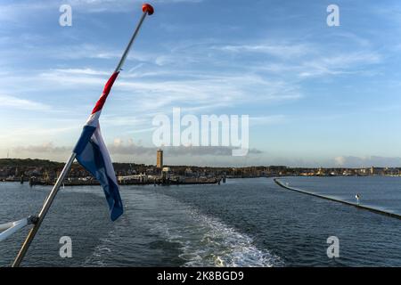 2022-10-22 17:49:51 TERSCHELLING - die Fahne am halben Mast auf der Fähre von Terschelling nach Harlingen. Freiwillige der Organisation Search and Rescue Netherlands (SAR) durchsuchten den Strand nach den beiden vermissten Personen an Bord. Mindestens zwei Menschen sind an einer Kollision zwischen einem Schnellboot und einem Wassertaxi in der Nähe der Watteninsel gestorben. ANP JEROEN JUMELET niederlande Out - belgien Out Stockfoto