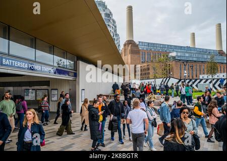 London, Großbritannien. 22. Oktober 2022. Das Kraftwerk Battersea ist sehr voll, da die Entwicklung gestern wieder aufgenommen wurde - die Northern Line Extension (NLE) zwischen Kennington und Battersea über Nine Elms ist fast überlastet. Kredit: Guy Bell/Alamy Live Nachrichten Stockfoto