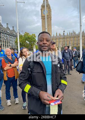 Der Demonstrator Joshua Alotey nimmt an einem nationalen Wiederbeitritt-Marsch auf dem Parliament Square in London Teil. Der Protest dient der Unterstützung des Wiederbeitritts Großbritanniens zur Europäischen Union. Bilddatum: Samstag, 22. Oktober 2022. Stockfoto