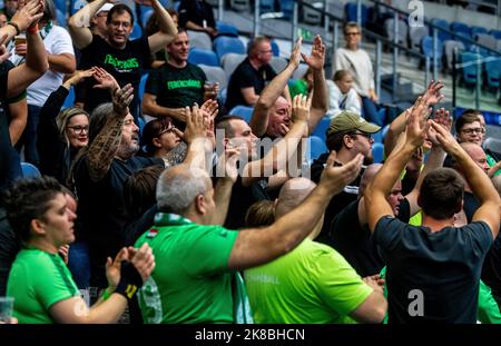 Chomutov, Tschechische Republik. 22. Oktober 2022. Fans von Budapest feiern nach dem Gewinn des EHF Champions League Women 6.-Rundenmatches DHK Banik Most gegen Ferencvaros Budapest in Most, Tschechische Republik, 22. September 2022. Quelle: Ondrej Hajek/CTK Photo/Alamy Live News Stockfoto