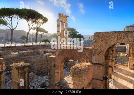 Stadtansicht von Rom: Via dei Fori Imperiali. Es durchquert die Kaiserlichen Foren: Im Hintergrund das Forum des Augustus und das Forum des Caesar. Stockfoto