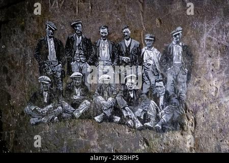 Graffiti-Kunstwerke in einem Tunnel im Dinorwic Slate Quarry zwischen den Dörfern Dinorwig und Llanberis, Snowdonia, North Wales, Großbritannien Stockfoto