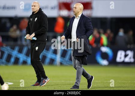 ROTTERDAM - (lr) Fortuna Sittard Assistenztrainer Frank Demouge, Feyenoord-Trainer Arne Slot während des niederländischen Eredivisie-Spiels zwischen Feyenoord und Fortuna Sittard am 22. Oktober 2022 in Rotterdam, Niederlande. ANP MAURICE VAN STEEN Stockfoto