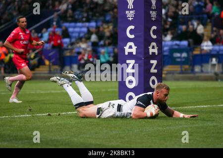 Bolton, Großbritannien. 22. Oktober 2022. Luke Thompson aus England erzielt am 22. Oktober 2022 beim Rugby League World Cup 2021-Spiel zwischen England RL und Frankreich RL im University of Bolton Stadium, Bolton, England, einen Versuch, es 16-0 zu erreichen. Foto von Ken Sparks. Nur zur redaktionellen Verwendung, Lizenz für kommerzielle Nutzung erforderlich. Keine Verwendung bei Wetten, Spielen oder Veröffentlichungen einzelner Clubs/Vereine/Spieler. Kredit: UK Sports Pics Ltd/Alamy Live Nachrichten Stockfoto