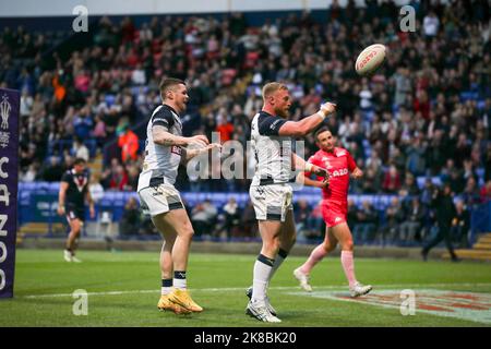 Bolton, Großbritannien. 22. Oktober 2022. Luke Thompson aus England erzielt am 22. Oktober 2022 beim Rugby League World Cup 2021-Spiel zwischen England RL und Frankreich RL im University of Bolton Stadium, Bolton, England, einen Versuch, es 16-0 zu erreichen. Foto von Ken Sparks. Nur zur redaktionellen Verwendung, Lizenz für kommerzielle Nutzung erforderlich. Keine Verwendung bei Wetten, Spielen oder Veröffentlichungen einzelner Clubs/Vereine/Spieler. Kredit: UK Sports Pics Ltd/Alamy Live Nachrichten Stockfoto