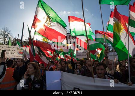 Berlin, Deutschland. 22. Oktober 2022. Am Samstag, den 22. Oktober 2022, fand in Berlin eine Demonstration gegen das iranische Regime statt. Der marsch begann an der Siegessäule in Berlin. Mehr als 80000 Menschen nahmen an dem Protest Teil. Die Demonstranten gedachten auch der vielen Todesfälle im Iran. Darüber hinaus folgten Tausende von Menschen dem Aufruf zahlreicher Organisationen zu einer Solidaritätsdemonstration mit den Demonstranten im Iran. In Berlin gingen sie gegen Unterdrückung und Diskriminierung auf die Straße. Kredit: ZUMA Press, Inc./Alamy Live Nachrichten Stockfoto