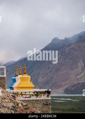 Buddhistische Stupa im Kloster Diskit, ältestes und größtes buddhistisches Kloster im Nubra-Tal von Ladakh, Nordindien. Stockfoto