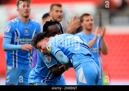 Callum O'Hare von Coventry City (rechts) und Fankaty Dabo am Ende des Sky Bet Championship-Spiels im bet365 Stadium, Stoke-on-Trent. Bilddatum: Samstag, 22. Oktober 2022. Stockfoto