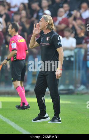 Salerno, Italien. 22. Oktober 2022. Davide Nicola Trainer von Salernitana, während des Spiels der italienischen Serie A Liga zwischen Salernitana gegen Spezia Endergebnis, Salernitana 1, Spezia 0, Spiel im Arechi-Stadion gespielt. Quelle: Vincenzo Izzo/Alamy Live News Stockfoto