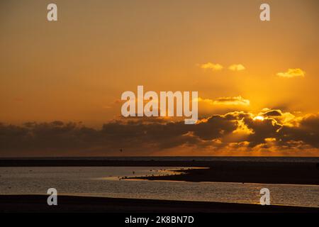 Sonnenuntergang, Vögel, Sonne und Wolken in Kijkduin, Den Haag, Niederlande. Stockfoto