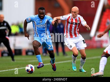 Fankaty Dabo von Coventry City (links) und will Smallbone von Stoke City kämpfen während des Sky Bet Championship-Spiels im bet365 Stadium, Stoke-on-Trent, um den Ball. Bilddatum: Samstag, 22. Oktober 2022. Stockfoto