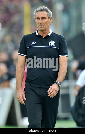 Salerno, Italien. 22. Oktober 2022. Luca Gotti Trainer von Spezia, während des Spiels der italienischen Serie A Liga zwischen Salernitana gegen Spezia Endergebnis, Salernitana 1, Spezia 0, Spiel im Arechi Stadion gespielt. Napoli, Italien, 22. Oktober 2022. (Foto von Vincenzo Izzo/Sipa USA) Quelle: SIPA USA/Alamy Live News Stockfoto