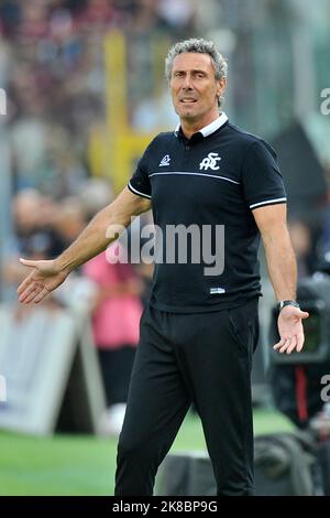 Salerno, Italien. 22. Oktober 2022. Luca Gotti Trainer von Spezia, während des Spiels der italienischen Serie A Liga zwischen Salernitana gegen Spezia Endergebnis, Salernitana 1, Spezia 0, Spiel im Arechi Stadion gespielt. Napoli, Italien, 22. Oktober 2022. (Foto von Vincenzo Izzo/Sipa USA) Quelle: SIPA USA/Alamy Live News Stockfoto