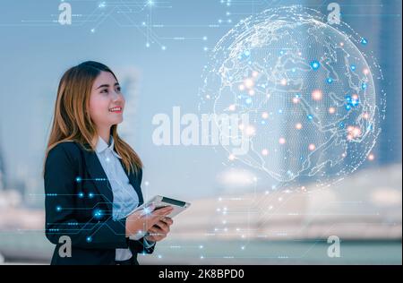 Future Global Communication Network Technology Concept, Geschäftsfrau hält Tablet glücklich, genießen, Zufriedenheit mit dem Internet-Netzwerk zu kommunizieren Stockfoto