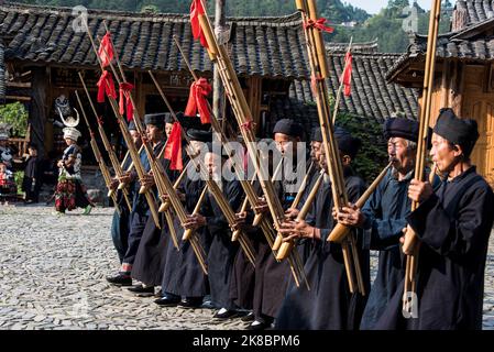 Männer und Frauen des Oberen Langde Miao, einem ethnischen Dorf im Süden Chinas, kleideten sich während der Zeremonie des Lusheng Festivals in traditionellen Kostümen. Stockfoto