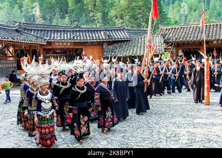 Männer und Frauen des Oberen Langde Miao, einem ethnischen Dorf im Süden Chinas, kleideten sich während der Zeremonie des Lusheng Festivals in traditionellen Kostümen. Stockfoto