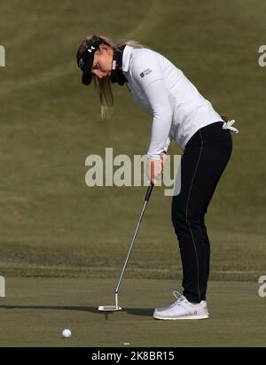 Wonju, Südkorea. 22. Oktober 2022. Emily Kristine Pedersen aus Dänemark spielt beim dritten Lauf der BMW Ladies Championship im Oak Valley Country Club in Wonju, Südkorea, am 22. Oktober 2022 den Putt auf den zweiten Teenager. (Foto: Lee Young-ho/Sipa USA) Quelle: SIPA USA/Alamy Live News Stockfoto