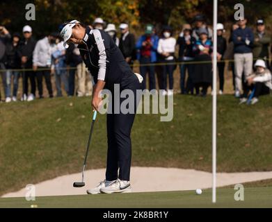 Wonju, Südkorea. 22. Oktober 2022. Der Thailänder Atthaya Thitikul legt am 22. Oktober 2022 beim dritten Lauf der BMW Ladies Championship im Oak Valley Country Club in Wonju, Südkorea, einen Putt auf das dritte Grün. (Foto: Lee Young-ho/Sipa USA) Quelle: SIPA USA/Alamy Live News Stockfoto