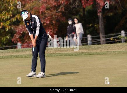 Wonju, Südkorea. 22. Oktober 2022. Atthaya Thitikul aus Thailand spielt beim dritten Lauf der BMW Ladies Championship im Oak Valley Country Club in Wonju, Südkorea, am 22. Oktober 2022 Putts auf dem Send Hole Green. (Foto: Lee Young-ho/Sipa USA) Quelle: SIPA USA/Alamy Live News Stockfoto