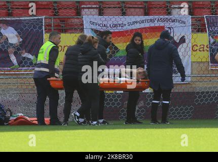 London, Großbritannien. 22. Oktober 2022. Ellie Brazil von Tottenham Hotspur Women nimmt beim Fußballspiel der FA Women's Super League zwischen Tottenham Hotspur Women und Manchester City Women am 22.. Oktober 2022 in der Brisbane Road in London, Großbritannien, eine Verletzung entgegen. Quelle: Action Foto Sport/Alamy Live News Stockfoto