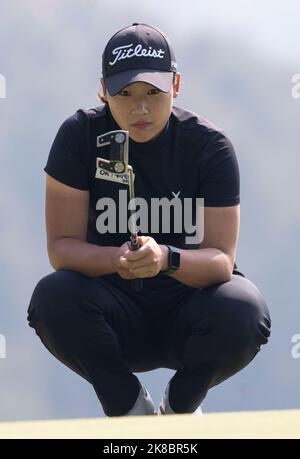 Wonju, Südkorea. 22. Oktober 2022. Der südkoreanische Amateur Minsol Kim platzt am 22. Oktober 2022 beim dritten Lauf der BMW Ladies Championship im Oak Valley Country Club in Wonju, Südkorea, auf das achte Grün. (Foto: Lee Young-ho/Sipa USA) Quelle: SIPA USA/Alamy Live News Stockfoto