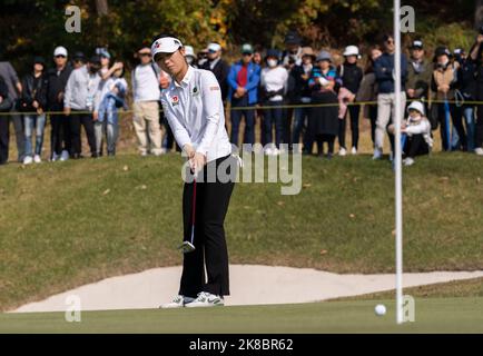 Wonju, Südkorea. 22. Oktober 2022. Yaeeun Hong aus Südkorea spielt am 22. Oktober 2022 im Oak Valley Country Club in Wonju, Südkorea, beim dritten Lauf der BMW Ladies Championship ihre Putts auf den dritten Teenager. (Foto: Lee Young-ho/Sipa USA) Quelle: SIPA USA/Alamy Live News Stockfoto