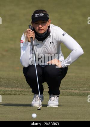 Wonju, Südkorea. 22. Oktober 2022. Emily Kristine Pedersen aus Dänemark blickt beim dritten Lauf der BMW Ladies Championship am 22. Oktober 2022 im Oak Valley Country Club in Wonju, Südkorea, auf das zweite Loch. (Foto: Lee Young-ho/Sipa USA) Quelle: SIPA USA/Alamy Live News Stockfoto