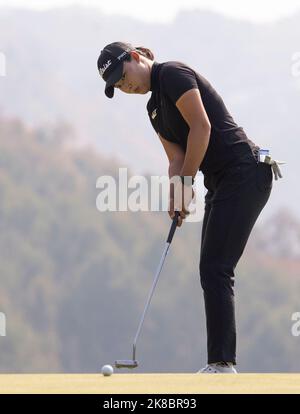 Wonju, Südkorea. 22. Oktober 2022. Der südkoreanische Amateur Minsol Kim platzt am 22. Oktober 2022 beim dritten Lauf der BMW Ladies Championship im Oak Valley Country Club in Wonju, Südkorea, auf das achte Grün. (Foto: Lee Young-ho/Sipa USA) Quelle: SIPA USA/Alamy Live News Stockfoto