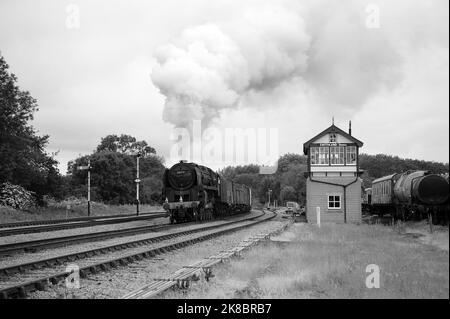 '92212' läuft als '92178' bei swithland Sidings mit einer Mischware. Stockfoto