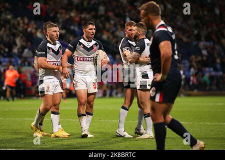 Bolton, Großbritannien. 22. Oktober 2022. Victor Radley aus England erzielt am 22. Oktober 2022 beim Rugby League World Cup 2021-Spiel zwischen England RL und Frankreich RL im University of Bolton Stadium, Bolton, England, einen Versuch, es 28-12 zu erreichen. Foto von Ken Sparks. Nur zur redaktionellen Verwendung, Lizenz für kommerzielle Nutzung erforderlich. Keine Verwendung bei Wetten, Spielen oder Veröffentlichungen einzelner Clubs/Vereine/Spieler. Kredit: UK Sports Pics Ltd/Alamy Live Nachrichten Stockfoto