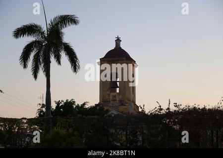 Glockenturm in der Stadt Trinidad bei Sonnenuntergang, Kuba Stockfoto