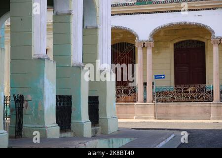 Kolonnade an einer Straße in Santiago De Cuba, Kuba Stockfoto