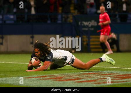 Bolton, Großbritannien. 22. Oktober 2022. Dom Young of England erzielt am 22. Oktober 2022 beim Rugby League World Cup 2021-Spiel zwischen England RL und Frankreich RL im University of Bolton Stadium, Bolton, England, einen Versuch, es 40-12 zu schaffen. Foto von Ken Sparks. Nur zur redaktionellen Verwendung, Lizenz für kommerzielle Nutzung erforderlich. Keine Verwendung bei Wetten, Spielen oder Veröffentlichungen einzelner Clubs/Vereine/Spieler. Kredit: UK Sports Pics Ltd/Alamy Live Nachrichten Stockfoto