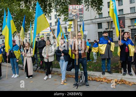 London, Großbritannien. 22. Oktober 2022. Die Ukrainerin hielt eine Demonstration gegen den Iran ab, Belarus hört auf, die russische Invasion in der Ukraine gegenüber der Dwoning-Straße am 22. Oktober 2022, England, Großbritannien, zu unterstützen. Quelle: Siehe Li/Picture Capital/Alamy Live News Stockfoto