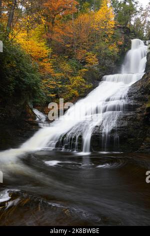 Herbstlaub um die Dingmans Falls im Delaware Water Gap Park in Pennsylvania Stockfoto