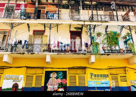 Bunte Straßen und Denkmäler in der Altstadt von Panama City, Panama. Stockfoto