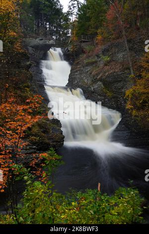 Bewegungsunscharfes Wasser der Raymondskill Falls im Herbst in den Poconos in Pennsylvania Stockfoto