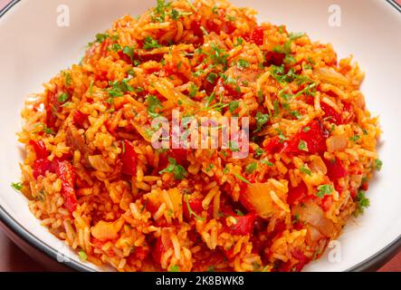 Chorizo-Reis mit Tomate in einer weißen Schüssel Stockfoto