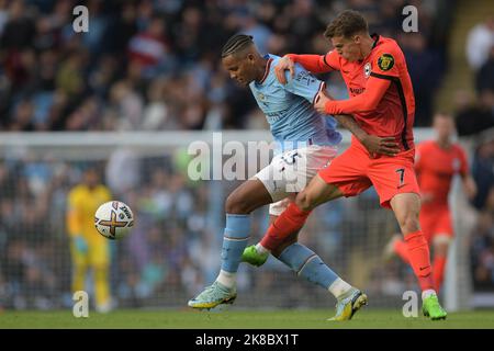 City Stadium, Manchester, Großbritannien. 22. Oktober 2022. Premier Leage Football, Manchester City gegen Brighton und Hove Albion; Solly March of Brighton &amp; Hove Albion greift Manuel Akanji von Manchester City Kredit: Action Plus Sports/Alamy Live News Stockfoto