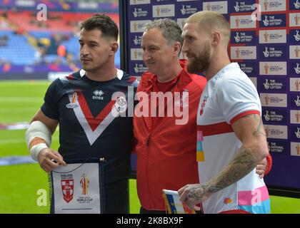 Bolton, , Großbritannien am 22. Oktober 2022. England V Frankreich: Rugby League World Cup University of Bolton Stadium, Bolton, Großbritannien Benjamin Garcia aus Frankreich und Sam Tomkins aus England vor dem Auftakt während der Rugby League World Cup 2021 Gruppe Ein Spiel zwischen England V Frankreich im University of Bolton Stadium, Bolton, Großbritannien am 22. Oktober 2022 . ( Kredit: Craig Cresswell/Alamy Live News Stockfoto