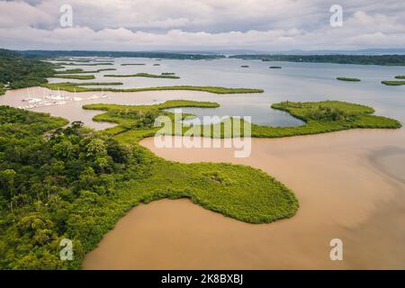 Panama.Tropische Insel Luftaussicht. Wilde Küste üppiger exotischer grüner Dschungel. Red Frog Beach in Bastimentos Island, Bocas del Toro, Mittelamerika. Stockfoto