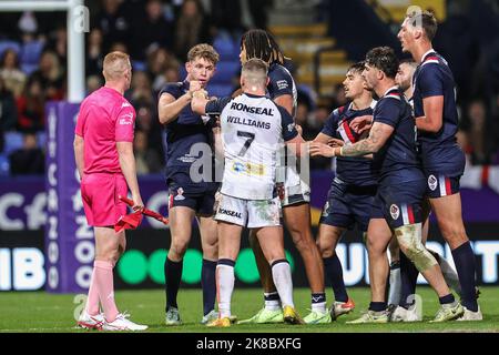 Die Spieler spielen während des Rugby League World Cup 2021 Gruppe-A-Spiels England gegen Frankreich im University of Bolton Stadium, Bolton, Großbritannien, 22.. Oktober 2022 (Foto von Mark Cosgrove/Nachrichtenbilder) Stockfoto