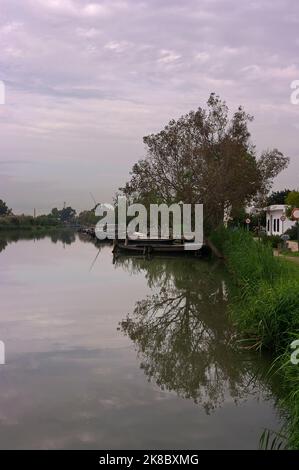 Kanal des Hafens, der in die Albufera von Valencia Spanien mündet. Stockfoto