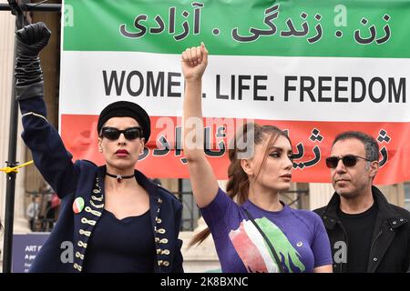 London, England, Großbritannien. 22. Oktober 2022. Protest auf dem Trafalgar Square in Solidarität mit dem wachsenden Freiheitsaufstand im Iran wegen des Todes von Mahsa Amini nach ihrer Verhaftung durch die iranische Moralpolizei. Mahsa Amini wurde am 16. September in Haft getötet, nachdem sie verhaftet wurde, weil sie angeblich gegen die iranischen Gesetze verstoßen hatte, die Frauen beim Tragen von Hijab, Kopftüchern und bescheidener Kleidung zum Opfer fielen. Stockfoto