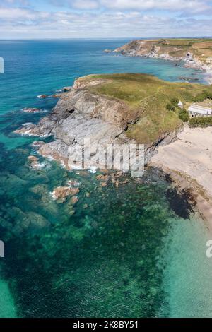 church Cove in der Nähe von helston cornwall Blick nach Norden sonnig Tag erhöhte Ansicht vertikales Panorama Stockfoto