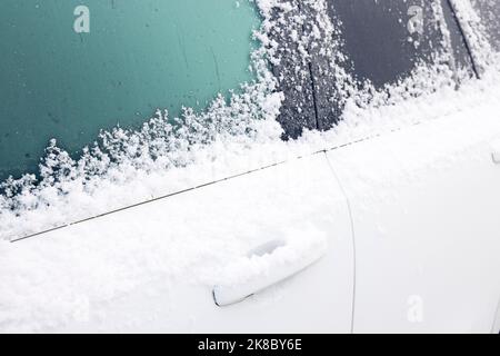 Schnee und Eis bedecken im Winter ein Auto, britische Schneeszene Stockfoto